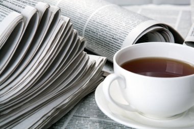gazete ve masada bir fincan çay