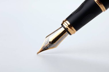 altın dolma kalem beyaz bir arka plan üzerinde yazıyor