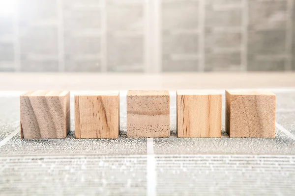 Πέντε ξύλινα τετράγωνα σε φόντο εφημερίδας — Φωτογραφία Αρχείου