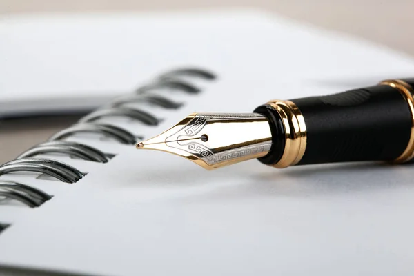 Fontän penna på anteckningsblocket på ett bord — Stockfoto