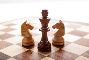 Beyaz şövalyeler arasında siyah Satranç Kral