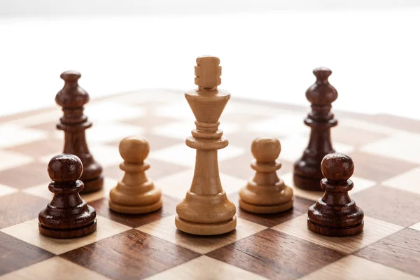 Rey de ajedrez blanco de madera entre otras piezas —  Fotos de Stock
