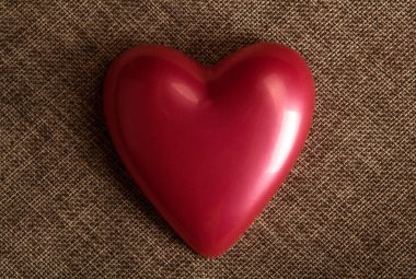 kırmızı parlak kalp keten üst görünümde