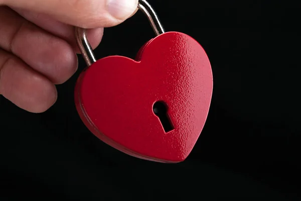 Cadeado Vermelho Forma Coração Uma Mão Homem — Fotografia de Stock
