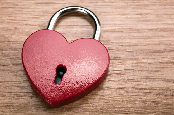 Λουκέτο Σχήμα Καρδιάς Ξύλινο Φόντο Closeup — Φωτογραφία Αρχείου