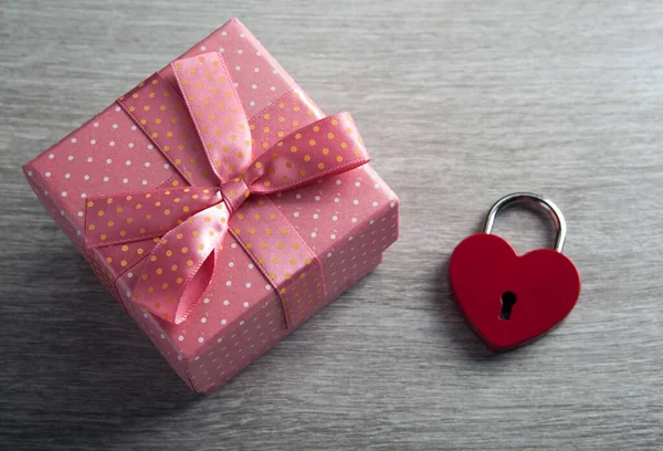 Roze Geschenkdoos Met Hartvormig Hangslot Houten Achtergrond Bovenaanzicht — Stockfoto