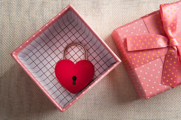 Lucchetto Forma Cuore Rosso Una Confezione Regalo Aperta Sulla Vista — Foto Stock