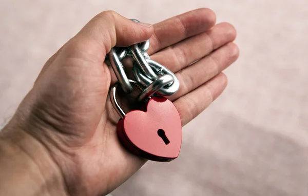 Vergrendeld Hartvormig Hangslot Met Stalen Ketting Mannelijke Palm — Stockfoto