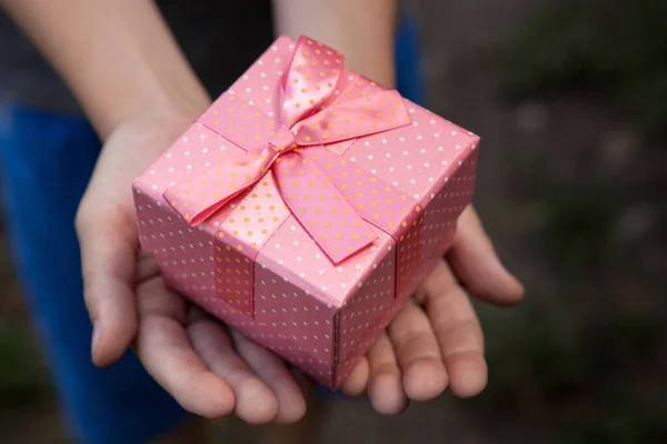 Eine Rosa Geschenkschachtel Kinderhänden Als Geschenk — Stockfoto