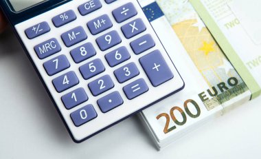 Bir hesap makinesi ve bir tomar banknottan elde edilen iş hayatı 200 avroluk üst görünüm