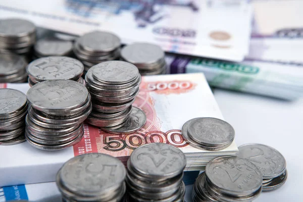 Пучок Російських Банкнот Багато Російських Монет — стокове фото