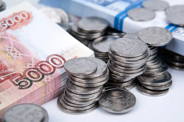 Wiązka Rosyjskich Banknotów Wiele Rosyjskich Monet Zbliżenie — Zdjęcie stockowe