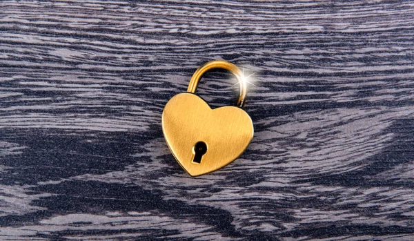 Χρυσό Λουκέτο Σχήμα Καρδιάς Ξύλινο Φόντο Πάνω Όψη — Φωτογραφία Αρχείου
