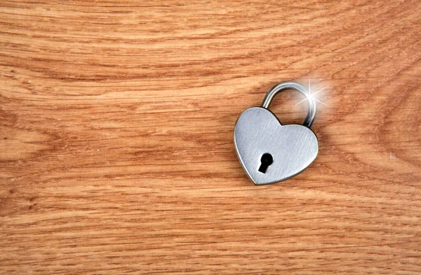 Candado Forma Corazón Plata Sobre Fondo Madera Vista Superior — Foto de Stock