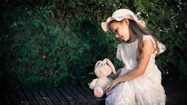 Маленькая Девочка Розовом Платье Панама Мягким Портретом Кролика Игрушки — стоковое фото