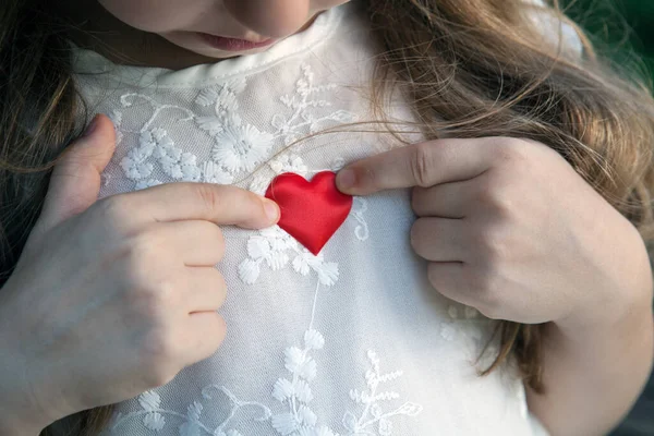 Vacker Liten Flicka Vit Klänning Håller Röd Hjärta Symbol Närbild — Stockfoto