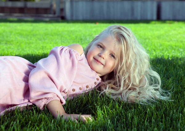 Маленькая Девочка Розовом Платье Зеленом Портрете Газона — стоковое фото