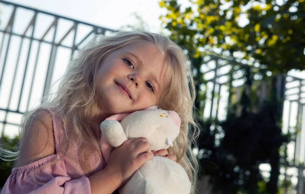 Маленькая Девочка Розовом Платье Мягким Портретом Игрушки Кролика — стоковое фото
