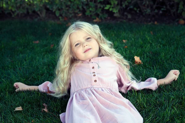穿着粉红裙子 绿色草坪肖像的小女孩 — 图库照片