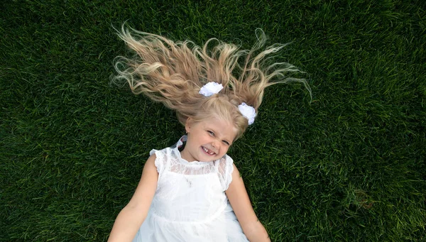 Little Girl Loose Hair White Dress Lies Green Grass Top — Stock Photo, Image