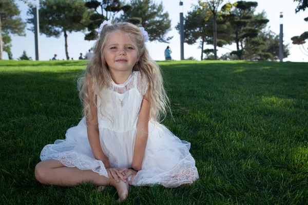 Маленькая Девочка Белом Платье Зеленом Портрете Газона — стоковое фото