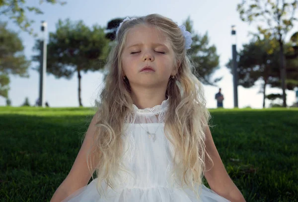 Niña Vestido Blanco Una Meditación Césped Verde — Foto de Stock