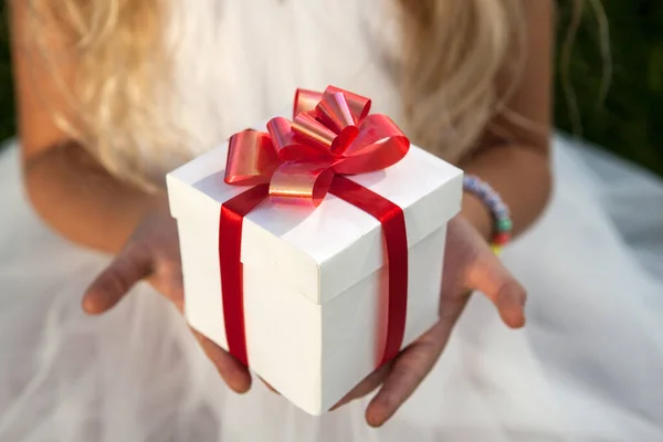 Weiße Geschenkschachtel Den Handflächen Eines Kleinen Mädchens Nahaufnahme — Stockfoto