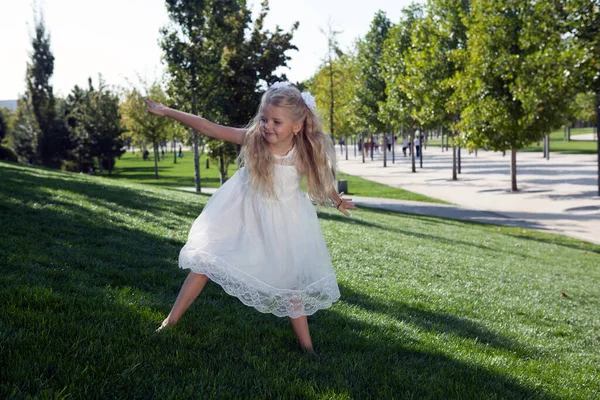 Маленькая Девочка Белом Платье Зеленом Саду — стоковое фото