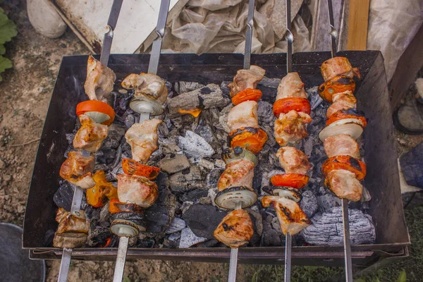 Açık havada et şiş kebap pişirme manzarası.
