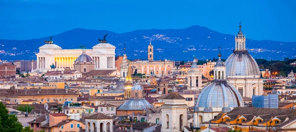 青の時間でローマのサンタンジェロ城からの眺め ローマ都市の景観 — ストック写真
