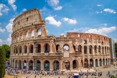 Colosseum ile mavi gökyüzü ve bulutlar, Roma, İtalya, Avrupa temizleyin. Roma gladyatör dövüşleri antik arenasında. Roma Kolezyum Roma ve İtalya'nın en iyi bilinen dönüm noktası olduğunu