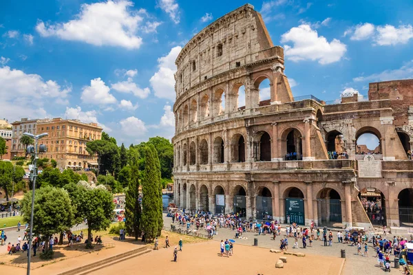 意大利 有清晰的蓝天和云彩的斗兽场 罗马古代角斗士格斗竞技场 罗马竞技场是罗马和意大利最著名的地标 — 图库照片