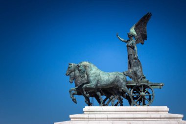 Bronz heykeli kanatlı zafer üst kısmında kralı Vittorio Emanuele II, Roma, İtalya
