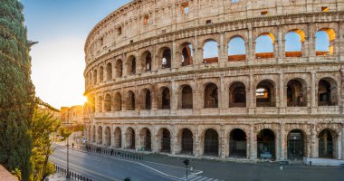 Colosseum gündoğumu, Roma, İtalya, Avrupa. Roma gladyatör dövüşleri antik arenasında. Roma Kolezyum Roma ve İtalya'nın en iyi bilinen dönüm noktası olduğunu