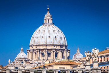 Saint Peter's kubbe ve melekleri Bernini görünümü