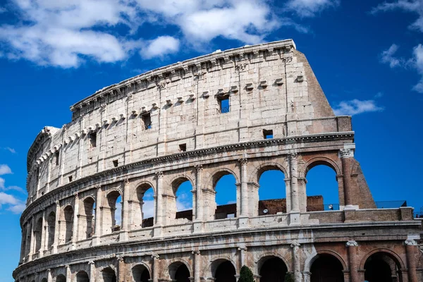 Açık mavi gökyüzü ve bulutlar, Roma Colosseum