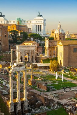 Roma, İtalya. Gün batımında Roman Forum