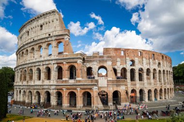 Colosseum gündoğumu, Roma, İtalya, Avrupa. Roma gladyatör dövüşleri antik arenasında. Roma Kolezyum Roma ve İtalya'nın en iyi bilinen dönüm noktası olduğunu