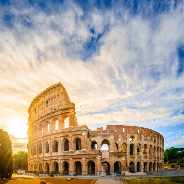 Colosseum gündoğumu, Roma, İtalya, Avrupa. Roma gladyatör dövüşleri antik arenasında. Roma Kolezyum Roma ve İtalya'nın en iyi bilinen dönüm noktası olduğunu