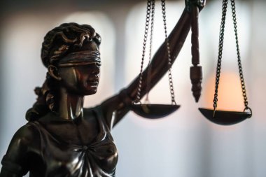 Adalet heykeli teraziler ile. Bayan Adalet, Adalet ve yasal hukuk kavramı sembolü