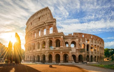 Colosseum gündoğumu, Roma, İtalya, Avrupa. Roma gladyatör dövüşleri antik arenasında. Roma Kolezyum Roma ve İtalya'nın en iyi bilinen dönüm noktası olduğunu