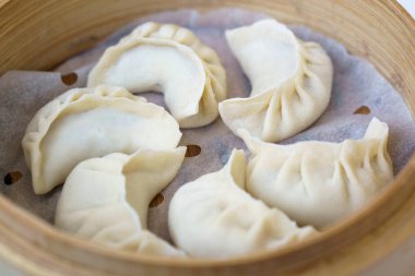 Bambu vapur Çin köfte. Çin'deki en tipik yemekler köfte arasındadır