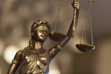 Adalet heykeli ile Muhasebe Dairesi ölçekler. Bayan Adalet, Adalet ve yasal hukuk kavramı sembolü