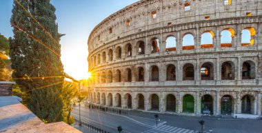 Colosseum gündoğumu, Roma, İtalya, Avrupa. Roma gladyatör dövüşleri antik arenasında. Roma Kolezyum Roma ve İtalya'nın en iyi bilinen dönüm noktası olduğunu