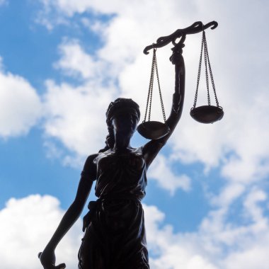 Adalet heykeli ile Muhasebe Dairesi ölçekler. Bayan Adalet, Adalet ve yasal hukuk kavramı sembolü