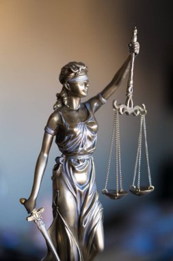 Adalet heykeli ile Muhasebe Dairesi ölçekler. Bayan Adalet, Adalet ve yasal hukuk kavramı sembolü