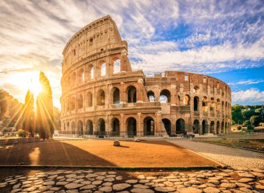 Colosseum gündoğumu, Roma, İtalya, Avrupa. Roma gladyatör dövüşleri antik arenasında. Roma Kolezyum Roma ve İtalya'nın en iyi bilinen dönüm noktası olduğunu
