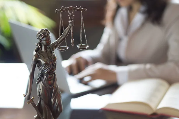 Юридический Офис Статуя Правосудия Весами Адвокатом Работающим Над Ноутбуком Юридическое — стоковое фото