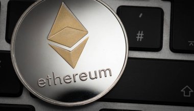 Cryptocurrency Ethereum sikke üzerinde bilgisayar dizüstü klavye.