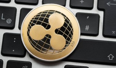 Cryptocurrency dalgalanma sikke üzerinde bilgisayar dizüstü klavye.